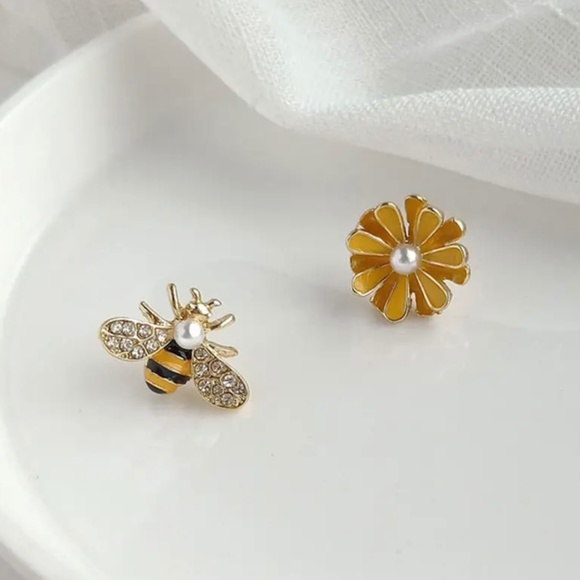 Cute Insect Bee Daisy Flower Stud Earrings Cubic Zirconia Crystal Earrings set - Picture 1 of 3